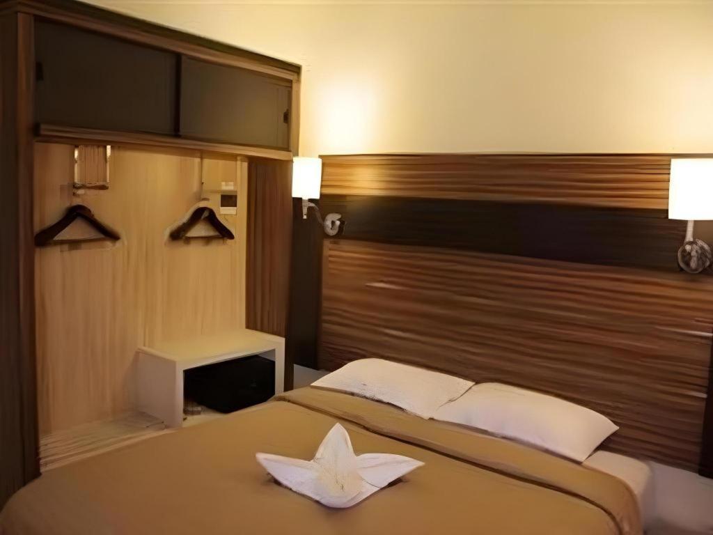 Travello Hotel Manado Exterior foto