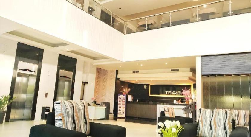 Travello Hotel Manado Exterior foto