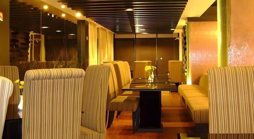 Travello Hotel Manado Exterior foto