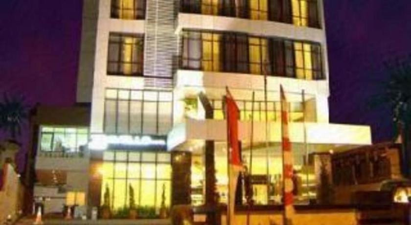 Travello Hotel Manado Exterior foto