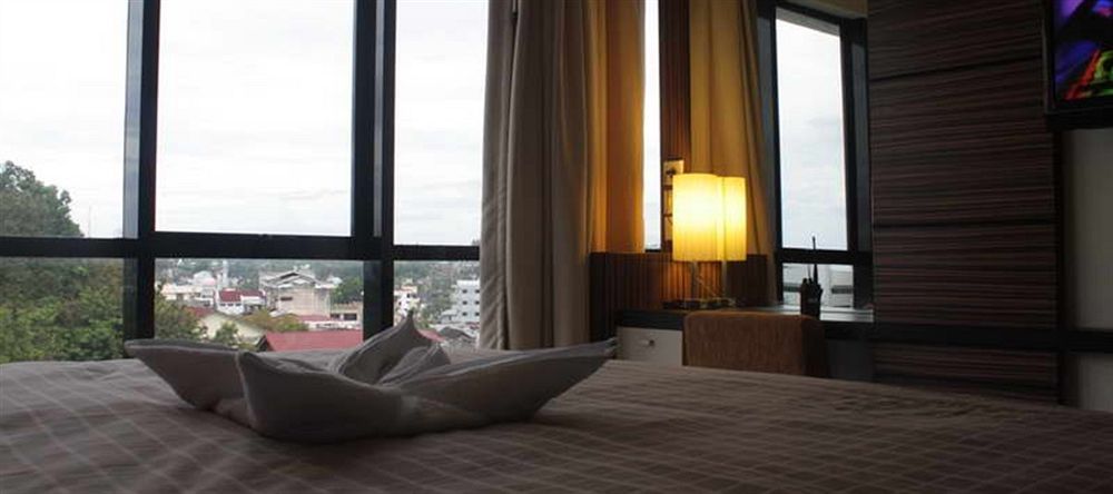 Travello Hotel Manado Exterior foto